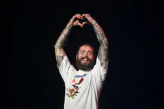 TERUJA DAN BERTERIMA KASIH: Penyanyi Amerika Syarikat Post Malone tidak putus mengucapkan terima kasih kepada peminatnya di Singapura semasa persembahannya di Grand Prix (GP) Formula Satu (F1) Singapura 2023 di Padang pada Sabtu.