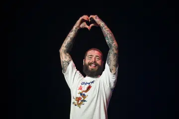 TERUJA DAN BERTERIMA KASIH: Penyanyi Amerika Syarikat Post Malone tidak putus mengucapkan terima kasih kepada peminatnya di Singapura semasa persembahannya di Grand Prix (GP) Formula Satu (F1) Singapura 2023 di Padang pada Sabtu.