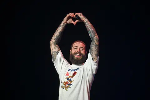 TERUJA DAN BERTERIMA KASIH: Penyanyi Amerika Syarikat Post Malone tidak putus mengucapkan terima kasih kepada peminatnya di Singapura semasa persembahannya di Grand Prix (GP) Formula Satu (F1) Singapura 2023 di Padang pada Sabtu.