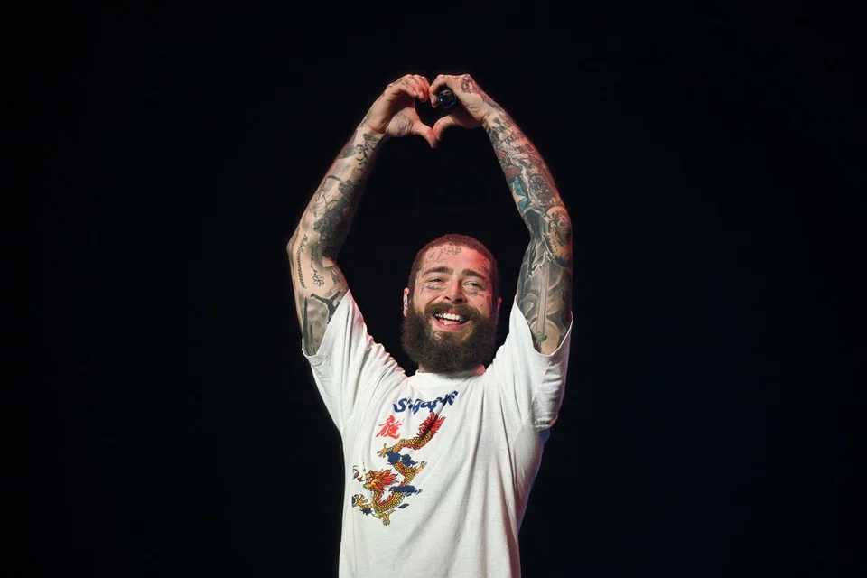 TERUJA DAN BERTERIMA KASIH: Penyanyi Amerika Syarikat Post Malone tidak putus mengucapkan terima kasih kepada peminatnya di Singapura semasa persembahannya di Grand Prix (GP) Formula Satu (F1) Singapura 2023 di Padang pada Sabtu.