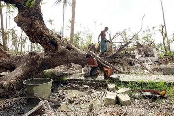 KEHIDUPAN JADI SUKAR: Penduduk di pekan Tumyung, Myanmar, menghadapi masalah apabila tanah pertanian mereka menjadi rosak dan berlumpur (gambar atas). Bekalan beras kian berkurang dan bantuan pemerintah tidak kunjung tiba. Penduduk cuba melakukan apa yang terdaya untuk mempersiap tanah mereka untuk menanam semula padi apabila musim tengkujuh bermula lewat bulan ini. - Foto fail
