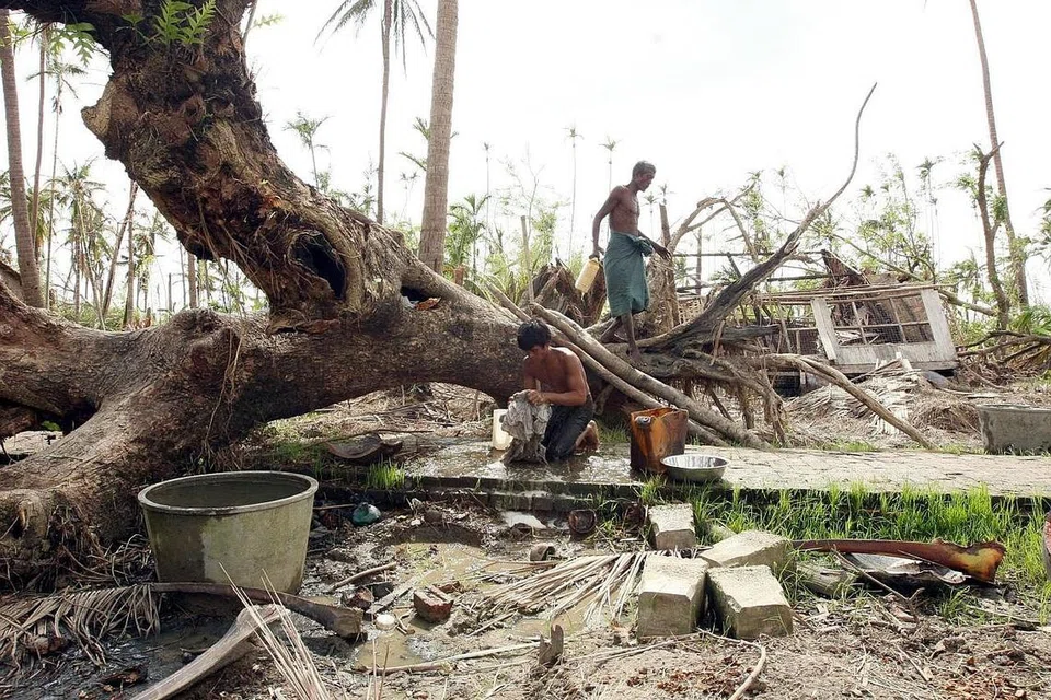 KEHIDUPAN JADI SUKAR: Penduduk di pekan Tumyung, Myanmar, menghadapi masalah apabila tanah pertanian mereka menjadi rosak dan berlumpur (gambar atas). Bekalan beras kian berkurang dan bantuan pemerintah tidak kunjung tiba. Penduduk cuba melakukan apa yang terdaya untuk mempersiap tanah mereka untuk menanam semula padi apabila musim tengkujuh bermula lewat bulan ini. - Foto fail