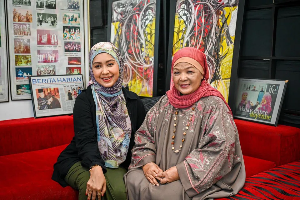 Hubungan guru tari Som Said (kiri) dan menantunya, Marina Yusoff, sangat akrab dan mereka sentiasa berusaha memelihara tutur kata dan prihatin terhadap kesejahteraan masing-masing dengan penuh kasih sayang. 