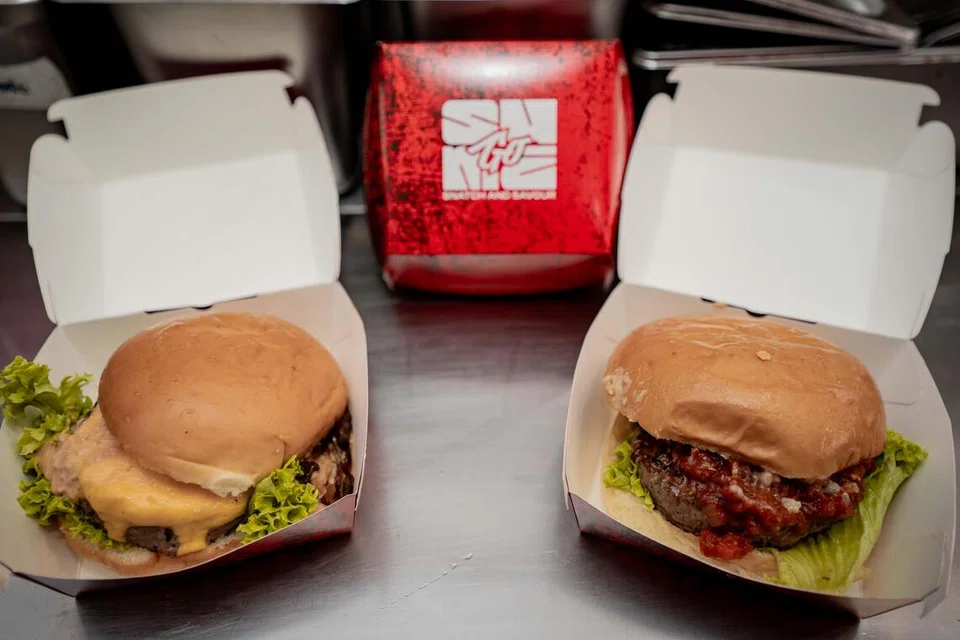 Burger Sumego ‘Classic’ (kiri) dijual pada harga $12.50, manakala burger ‘Sumego’ berharga $13.50.