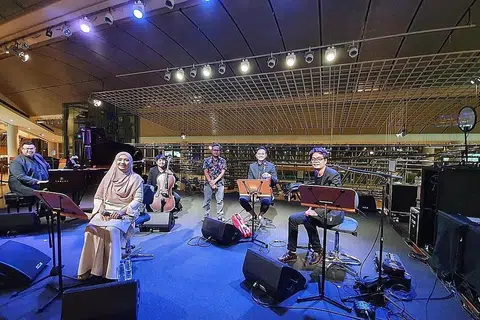 KEMBALI BERAKSI: Orkestra Melayu Singapura (OMS) tampil dengan skala kecil bagi persembahan percubaan berupa sajian instrumental irama keroncong di Teater Luar Esplanade pada 8 malam ini. Foto ini pula dirakam ketika OMS membuat persembahan langsung di ruang legar Esplanade bagi program penstriman langsung di laman Facebook Esplanade dan laman 'Offstage' pada 1 September lalu. - Foto ORKESTRA MELAYU SINGAPURA