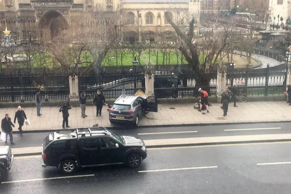 Gambar daripada akaun Twitter di James West menunjukkan sebuah kereta terhenti di kaki lima di hadapan bangunan Westminster yang menempatkan Parlimen di pusat bandar London pada 22 Mac 2017. Lima terbunuh dan 40 cedera dalam kejadian serangan itu. 