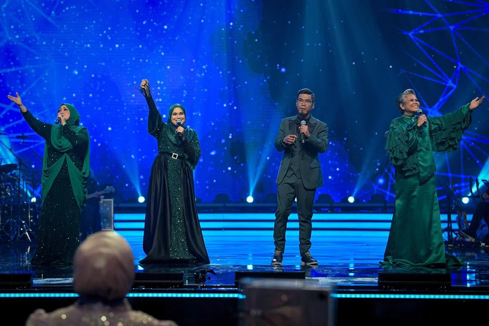 Pada usia awal 50-an tahun, Freshies yang dianggotai Ejie (kanan) dan Shima (kiri) masih memiliki mutu vokal dan tenaga ketika berdansa, berbanding beberapa kumpulan lain yang pernah menyertai Gegar Vaganza. Bersama mereka dalam pusingan gandingan suara ini adalah Mamat Exists (dua dari kanan) dan Ina (dua dari kiri), anggota asal Freshies yang tidak bertanding.