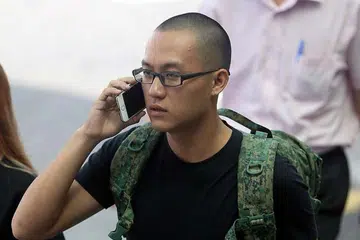 Bryon Loke Thong Ler, yang menyerang pemblog Amos Yee di pusat beli-belah Jurong Point pada Mei tahun lalu, dilihat di luar Mahkamah Negara pada 18 Ogos 2016. 