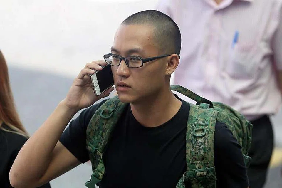 Bryon Loke Thong Ler, yang menyerang pemblog Amos Yee di pusat beli-belah Jurong Point pada Mei tahun lalu, dilihat di luar Mahkamah Negara pada 18 Ogos 2016. 