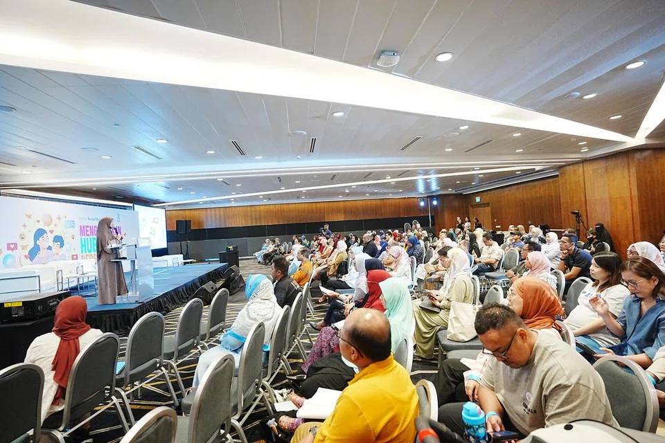 Sidang keibubapaan anjuran Berita Harian (BH) dengan sokongan Biro Narkotik Pusat (CNB) itu dihadiri sekitar 100 tetamu, dan diadakan sebagai sebahagian usaha ruangan baru BH, Dunia Anak (DNA), untuk mendekati golongan ibu bapa muda.