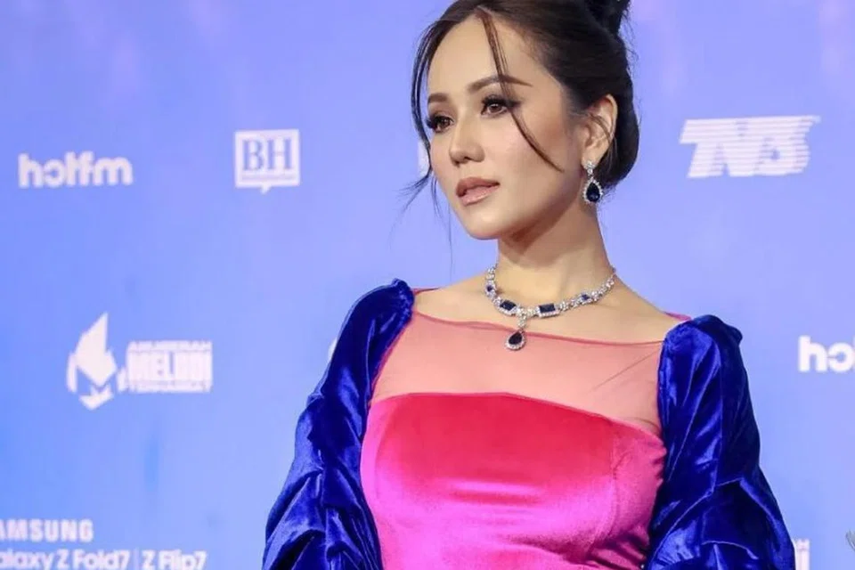 Pelakon popular Malaysia, Sophia Albarakbah.