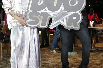 CIKGU DAN MURIDNYA: Awi Rafael (kanan) senang berkongsi ilmu dengan bakat muda seperti Kaka Azraff yang disifatkan sebagai rajin dan berdedikasi.