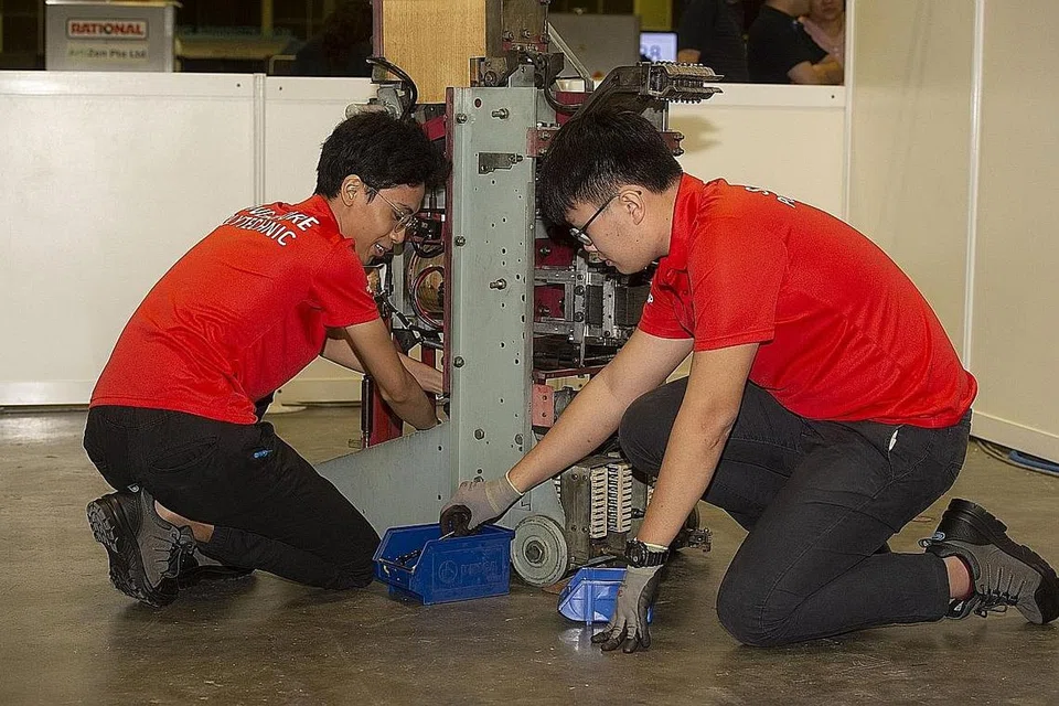 BEKERJASAMA: Encik Mohamad Haziq Mohamad Shukur (kiri) dan Encik Tey Kyven berganding bahu dalam kategori 'Rapid Transit System' di WorldSkills Singapore (WSS) 2018. Mereka meraih pingat emas. - Foto WORLDSKILLS SINGAPORE OFFICE