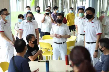 PASUKAN UTUH: Timbalan Perdana Menteri Heng Swee Keat (tengah), menyertai Encik Ng Chee Meng (kanan), Dr Lam Pin Min (dua dari kanan), Encik Amrin Amin (dua dari kiri) dan Encik Raymond Lye (paling kiri), semasa mengunjungi Compassvale pada 28 Jun lalu. - Foto: FACEBOOK/NGCHEEMENGFORSG