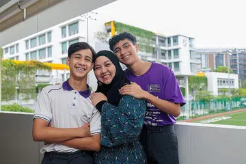 INSPIRASI KEJAYAAN: Nur Aiman Ahmad Raudha (kanan) mendapatkan inspirasinya daripada adiknya Nur Aqmal dan ibunya Cik Yuhanan Abu Bakar. - Foto SEKOLAH MENENGAH SPECTRA