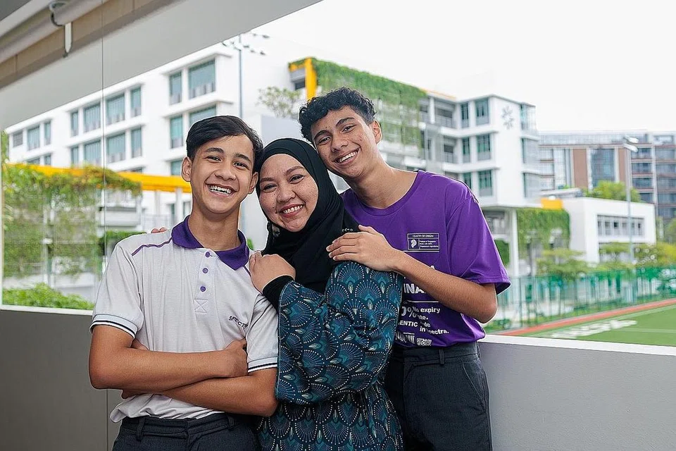INSPIRASI KEJAYAAN: Nur Aiman Ahmad Raudha (kanan) mendapatkan inspirasinya daripada adiknya Nur Aqmal dan ibunya Cik Yuhanan Abu Bakar. - Foto SEKOLAH MENENGAH SPECTRA