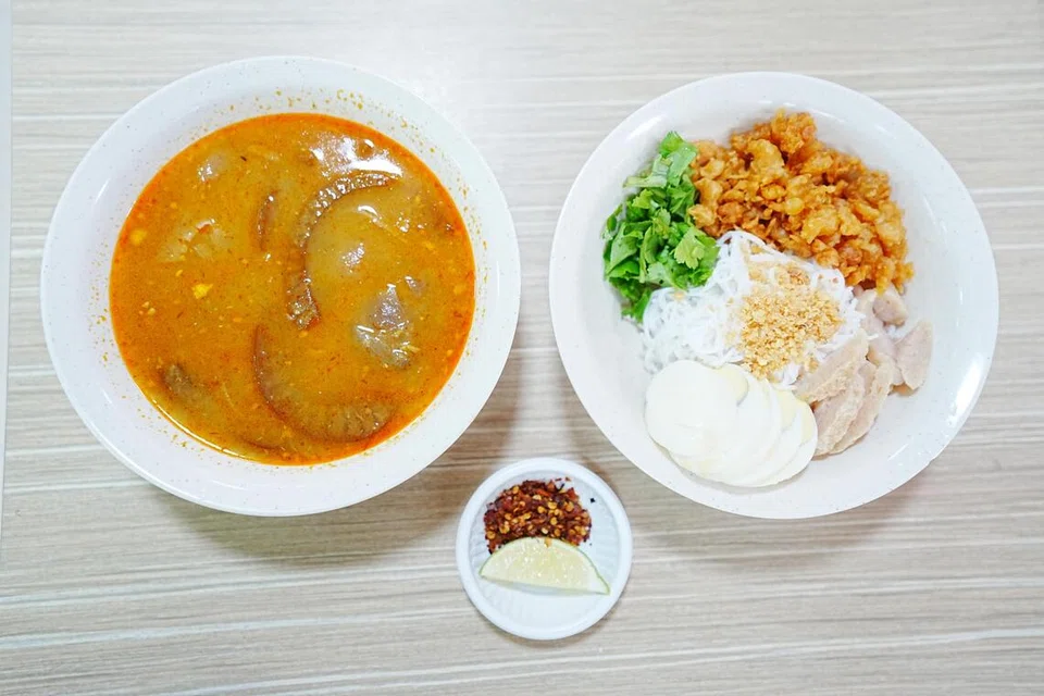 ‘Mohin kha’, mi dengan kuah ikan ($6), adalah salah satu hidangan tradisional Myanmar yang menggunakan kuah ikan berlemak sebagai asas hidangan. Serai, halia dan bawang putih pula ditambah untuk memberikan aroma wangi dan sedikit rasa pedas. Labu air juga digunakan untuk menambah tekstur dan memberikan kemanisan.