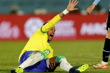 KESAKITAN: Bintang bola sepak Brazil, Neymar, menjerit kesakitan setelah bertembung dengan pemain pertahanan Uruguay. Ini bukan kali pertama beliau mengalami kecederaan yang memerlukan pembedahan. 