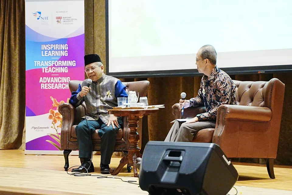Sesi soal jawab di Syarahan Perdana Senator Datuk Seri Profesor Emeritus Dr Awang Sariyan (kiri) bersama Ketua, Bahasa dan Budaya Asia, Institut Pendidikan Nasional-Bahasa dan Budaya Asia), Profesor Madya Mohd Mukhlis Abu Bakar.