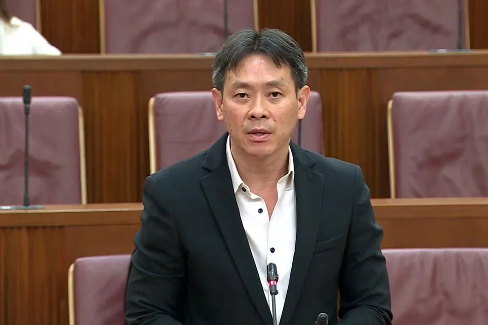 Encik Louis Ng (GRC Nee Soon) bertanya sama ada terdapat sebarang skim untuk menggalakkan pekerja pentadbiran dan sokongan penjagaan kesihatan  kekal dan membina kerjaya dalam sektor penjagaan kesihatan awam.