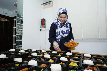 Cik Aidawati Mahat, pengasas Selera Kampung Cuisine by Kak Nadzs, mengendalikan perkhidmatan ‘mangkuk tingkat’ bersendirian sejak arwah suaminya meninggal dunia pada 2021 akibat barah.