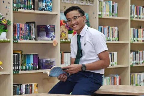 PELAJAR SERBA BOLEH: Zulhilmi Zul’irfan, seorang pesilat negara, ahli pasukan bola sepak serta ahli majlis wakil pelajar, dipilih sebagai ‘valedictorian’ di Sekolah Menengah Meridian. 