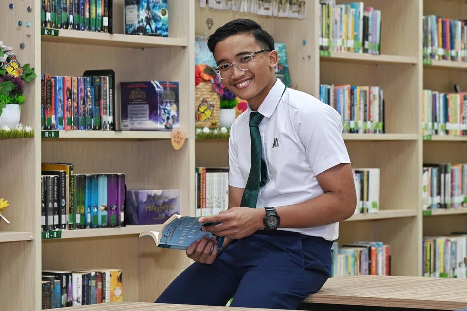 PELAJAR SERBA BOLEH: Zulhilmi Zul’irfan, seorang pesilat negara, ahli pasukan bola sepak serta ahli majlis wakil pelajar, dipilih sebagai ‘valedictorian’ di Sekolah Menengah Meridian. 