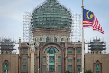 NAIKKAN GAJI: Kerajaan Malaysia menerima permintaan agar dinaikkan gaji dan bonus buat penjawat awam. 