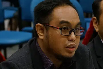 TURUT SERTA: Seorang peniaga, Encik Hazrul A. Jamari mengongsi keprihatinan bahawa kebanyakan berita atau kenyataan palsu yang menjejas masyarakat Melayu/Islam menyentuh isu makanan halal. - Foto MCI