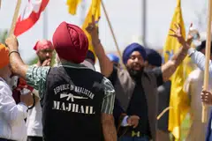 TUNJUK PERASAAN: Kaum Sikh mengadakan bantahan bagi kemerdekaan Khalistan di Konsulat India di Toronto, Canada, pada Sabtu, 8 Julai. 