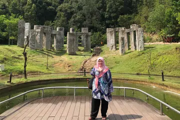 TEMUI ‘STONEHENGE’ DI BATAM: Koresponden Haryani Ismail kagum dengan replika ‘Stonhenge’ (Salisbury, United Kingdom) yang wujud di tengah-tengah Taman Rusa di Sekupang, Batam.