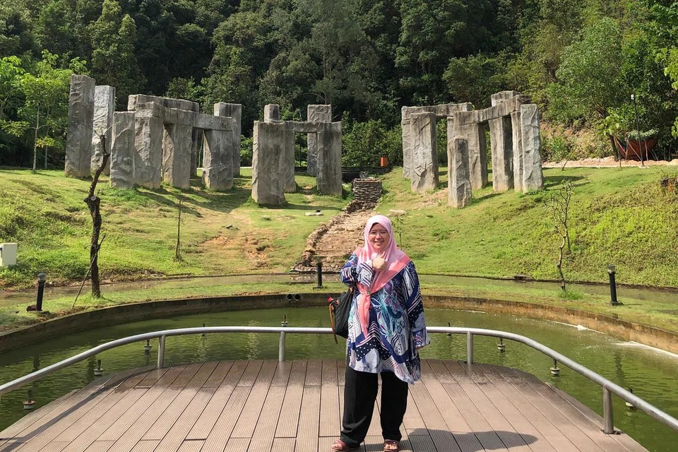TEMUI ‘STONEHENGE’ DI BATAM: Koresponden Haryani Ismail kagum dengan replika ‘Stonhenge’ (Salisbury, United Kingdom) yang wujud di tengah-tengah Taman Rusa di Sekupang, Batam.