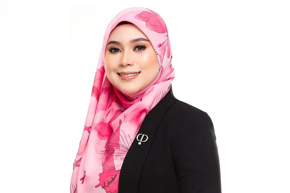 TUDUNG PRU: Pekerja Kekaboo menggayakan tudung daripada koleksi khas sempena PRU15 yang dikeluarkan jenama tudung tersebut. Gambar atas ialah pemilik bersama Kekaboo, Cik Nur Hazwani Abdul Zainal. - Foto-foto BH oleh ERVINA MOHD JAMIL, ihsan NUR HAZWANI ABDUL ZAINAL