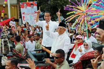 SAMBUTAN BAIK: Encik Jokowi (kiri) dan Dr Ma'ruf bertemu penyokong semasa berkempen di Tangerang di wilayah Banten menjelang pilihan raya Indonesia pada 17 April lalu. Kemenangan bagi Encik Jokowi dilihat sebagai peluang lima tahun lagi bagi beliau melaksana pembaharuan besar-besaran dan memulihkan pertumbuhan ekonomi. - Foto REUTERS