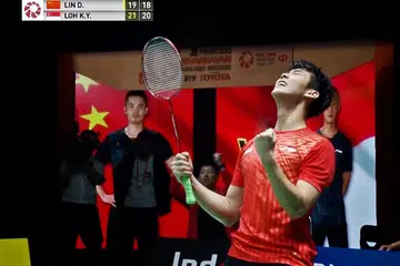 DIJULANG KEGEMBIRAAN: Meskipun terpaksa beraksi menentang jaguh Olimpik sebanyak dua kali, Lin Dan, Loh tidak gentar dengan cabaran yang diberikannya, dan akhirnya menunjukkan persembahan mantap untuk menewaskan pemain badminton dari China itu di pusingan akhir. - Foto PERSEKUTUAN DUNIA BADMINTON