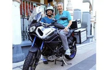 MAKAN ANGIN DI KAMPONG GLAM: Encik Lee sempat tumpang bergaya dengan motosikal milik Encik Noor Stanza (bertopi keledar) semasa berjalan-jalan di Kampong Glam. Beliau memuat naik gambar ini ke laman Facebook beliau.