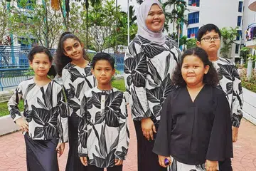 CABARAN IBU TUNGGAL: Cik Nurseriwaty Rahim bersama lima orang ananya. - Foto PPIS