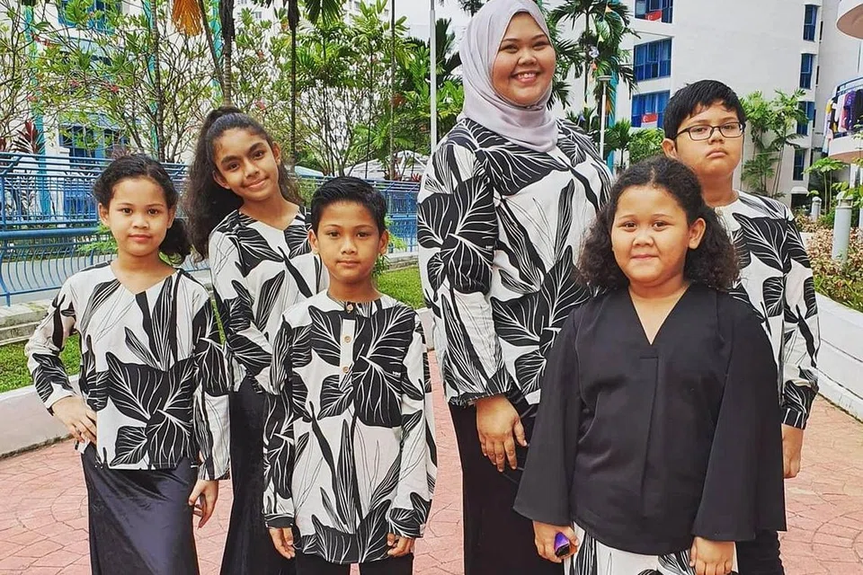 CABARAN IBU TUNGGAL: Cik Nurseriwaty Rahim bersama lima orang ananya. - Foto PPIS