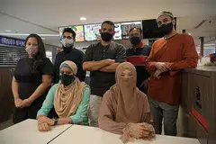 BERSATU TEGUH: (Berdiri, dari kiri) Pemilik Ikan 1986, Cik Syedah Hanna Sahari dan Encik Muhammad Shaheed Abdul Latiff; Dr Malik; Encik Mohamed Rafeek Mohamed dari Rafeek Tea; Encik Abdus Salam Akber Ali dari Ministry of Rojak; isteri Dr Malik, Cik Shireen Ikhsan, serta pemilik bersama Ministry of Rojak, Cik Nadira Ahamed Basir. - Foto BM oleh NG SOR LUAN