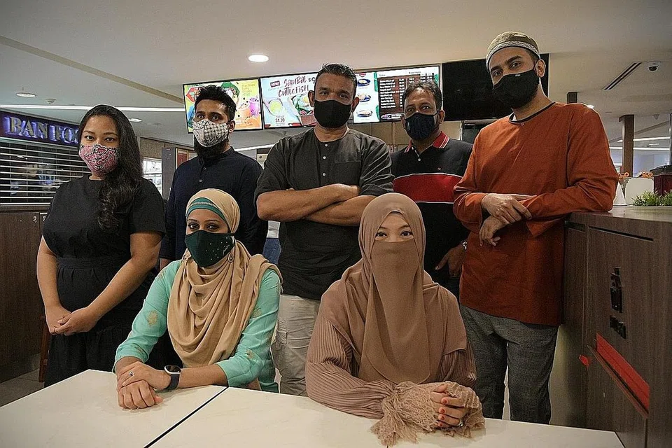 BERSATU TEGUH: (Berdiri, dari kiri) Pemilik Ikan 1986, Cik Syedah Hanna Sahari dan Encik Muhammad Shaheed Abdul Latiff; Dr Malik; Encik Mohamed Rafeek Mohamed dari Rafeek Tea; Encik Abdus Salam Akber Ali dari Ministry of Rojak; isteri Dr Malik, Cik Shireen Ikhsan, serta pemilik bersama Ministry of Rojak, Cik Nadira Ahamed Basir. - Foto BM oleh NG SOR LUAN