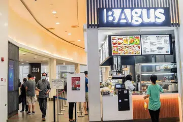 PERNIAGAAN MEROSOT: Peniaga di terminal feri Harbourfront mengalami kerugian dalam perniagaan mereka berikutan bilangan orang yang lalu lalang di situ berkurangan sejak pandemik Covid-19. - Foto BH oleh NUR DIYANA TAHA