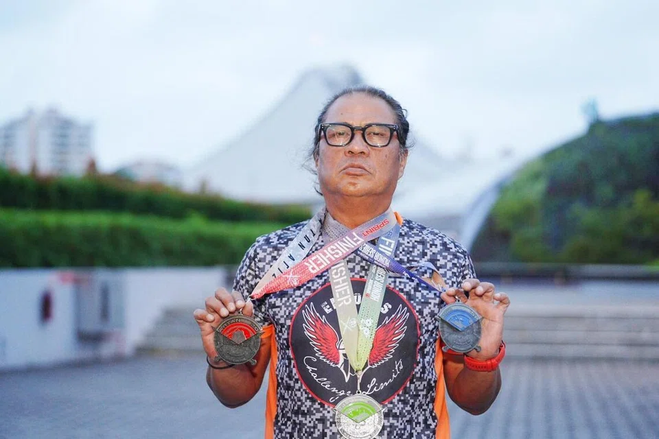 Meskipun dalam lingkungan usia 50-an, Rafaat Hamzah berjaya menawan cabaran Spartan Race dan Spartan Weekend Trifecta pada 2024 yang merangkumi perlumbaan jarak jauh sambil mengatasi halangan di setiap jarak.