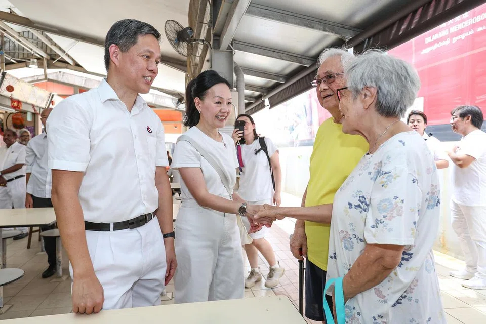Calon Parti Tindakan Rakyat (PAP) di GRC Tanjong Pagar, Encik Chan Chun Sing (kiri), dan Cik Rachel Ong (dua dari kiri), bertemu penduduk di kawasan kejiranan Telok Blangah Drive pada 24 April.