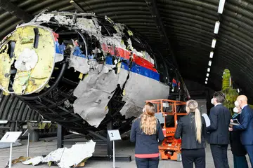 BANGKAI PESAWAT: Hakim Encik Hendrik Steenhuis memeriksa bangkai pesawat MH17 sebagai sebahagian daripada barang bukti dalam perbicaraan kes penembakan jatuh pesawat Penerbangan Malaysia itu pada 2014. 
