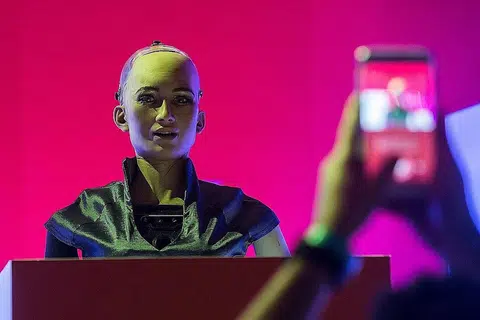 HARUS BIJAK KENDALI AI: 'Sophia si Robot' kelihatan di pentas sebelum perbincangan mengenai kebijaksanaan dan kecerdasan buatan (AI) Sophia dalam Persidangan Teknologi RISE di Hongkong Julai lalu. - Foto AFP