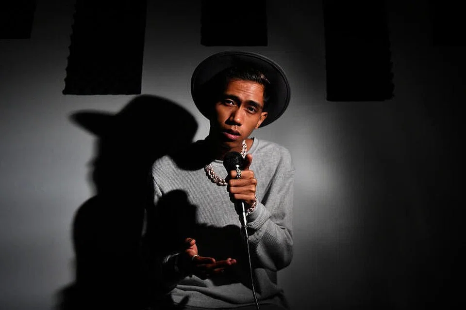 'RAPPER' BERWAWASAN: YK membangun jenama fesyen jalanan sendiri, Young Kulture, dengan memperuntukkan sebahagian hasil jualan bagi derma kepada anak yatim. - Foto BH oleh LIM YAOHUI 