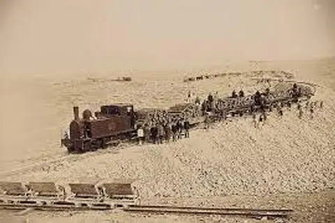 Gambar menunjukkan pembinaan awal Kereta Api Hejaz merentasi kawasan padang pasir ketika era Empayar Uthmaniyah pada awal abad ke-20. Laluan bersejarah yang dibina pada 1902 semasa pemerintahan Sultan Abdul Hamid II itu pernah menghubungkan Istanbul hingga ke Madinah.