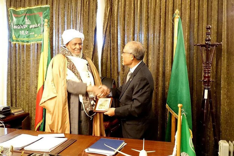 AMALAN HARMONI: Encik Masagos (kanan) bertemu Mufti Besar Habsyah, Haji Omar Edris, dan pegawai daripada Majlis Tertinggi Hal Ehwal Islam Habsyah (EIASC), yang peranannya sama seperti Majilis Ugama Islam Singapura (Muis). - Foto FACEBOOK MASAGOS ZULKIFLI MASAGOS MOHAMAD