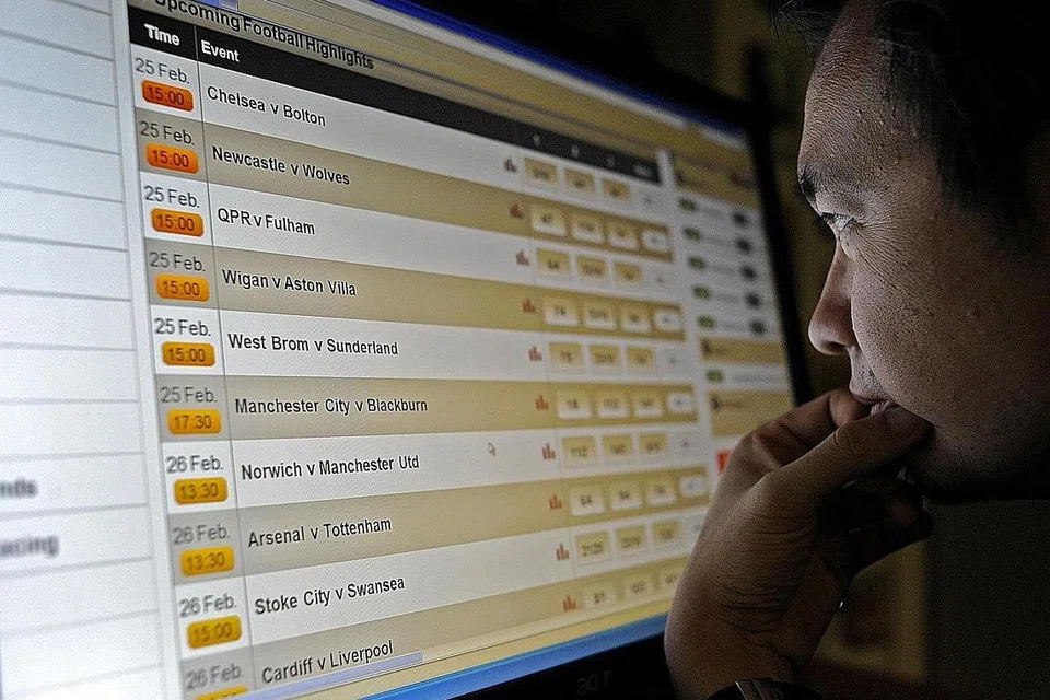 TAHI JUDI: Gambar hiasan menunjukkan seorang lelaki mengamati peluang taruhan di laman perjudian luar negara. - Foto fail