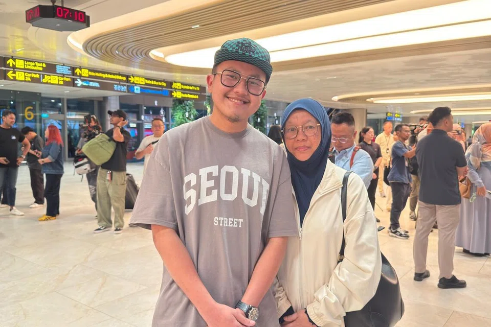 Pelajar tahun kedua di Universiti Jordan, yang juga merupakan Presiden Persatuan Pelajar Singapura di Jordan (Siraj), Encik Muhammad Safwan Rosli (kiri) 21 tahun, bersama ibunya, Cik Za Ismail di Terminal 2 Lapangan Terbang Changi pada 13 Mac.